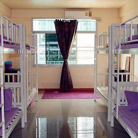 Small Elephant Hostel Бангкок Экстерьер фото