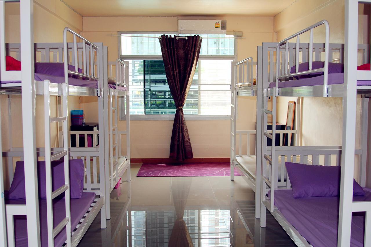 Small Elephant Hostel Бангкок Экстерьер фото