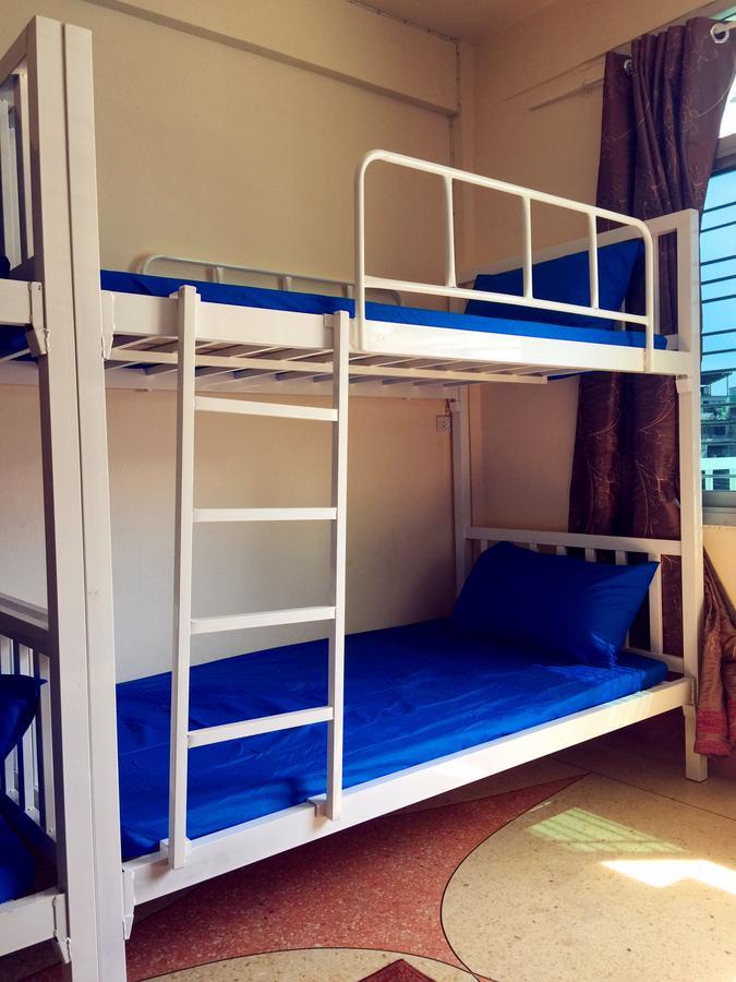 Small Elephant Hostel Бангкок Экстерьер фото