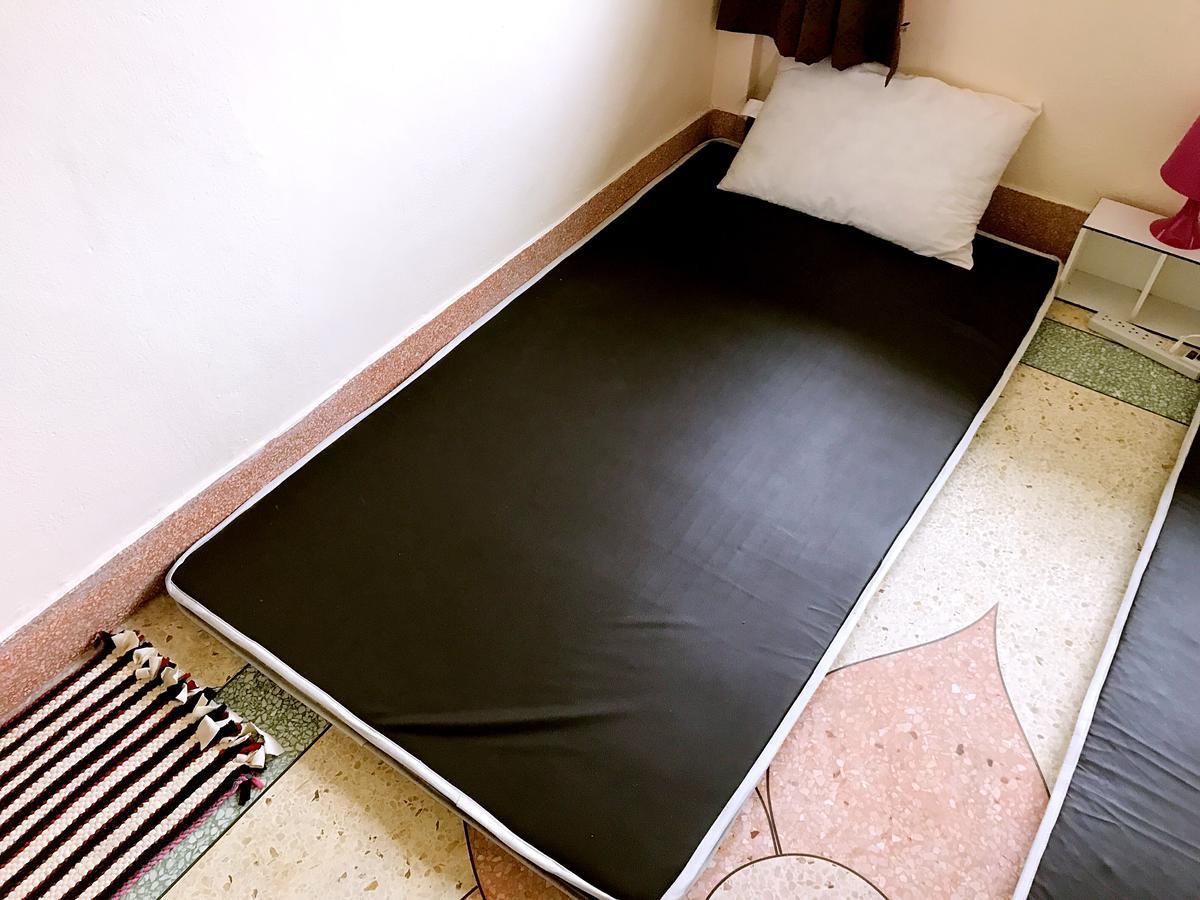Small Elephant Hostel Бангкок Экстерьер фото