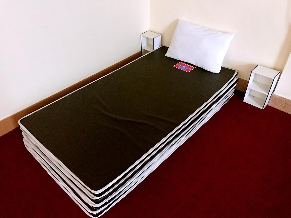 Small Elephant Hostel Бангкок Экстерьер фото