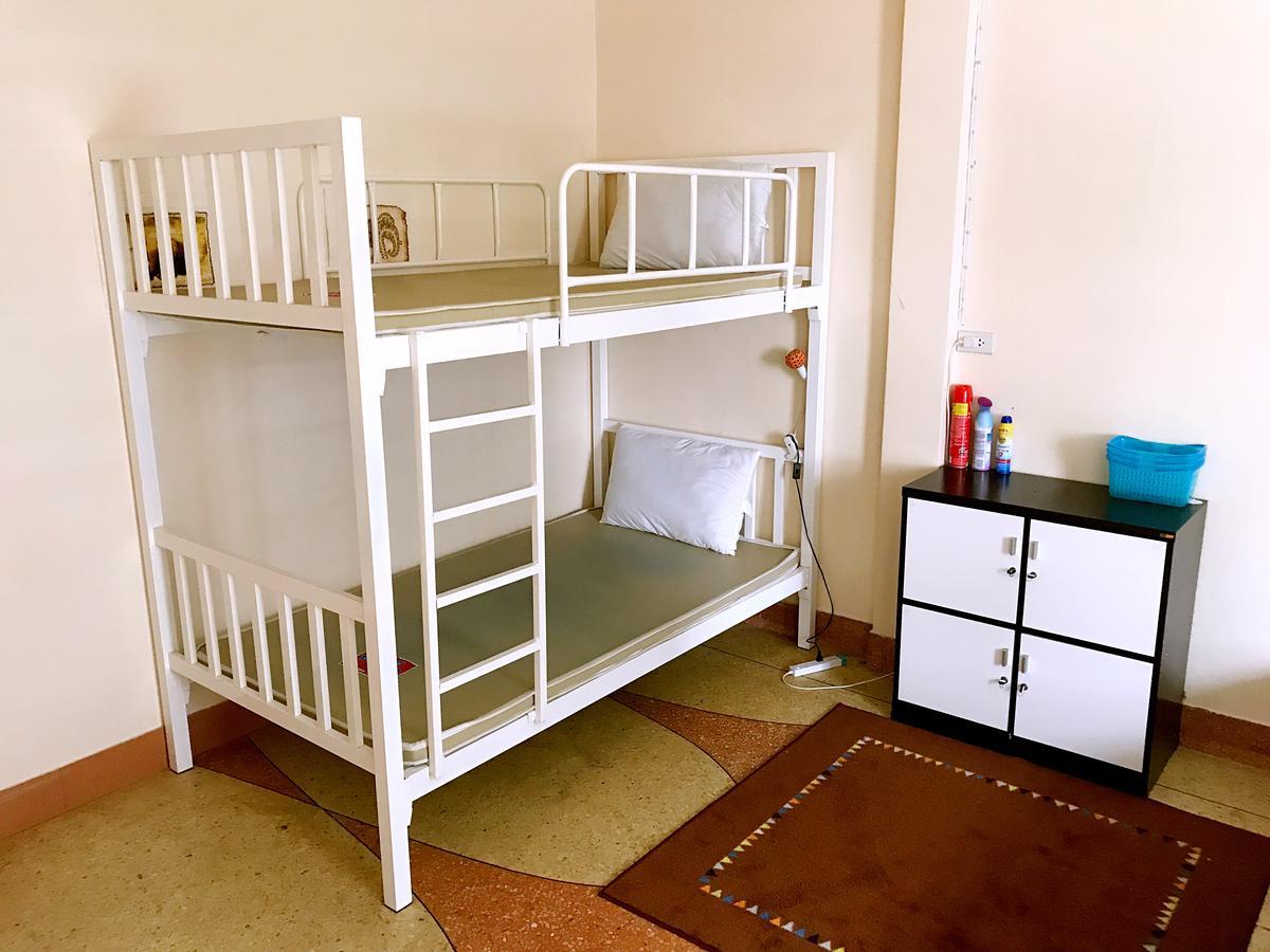 Small Elephant Hostel Бангкок Экстерьер фото